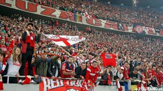 Meciul ASA - Dinamo, &icirc;ntrerupt c&acirc;teva minute, după ce unui fan i s-a făcut rău! Ambulanţa a intrat pe gazon