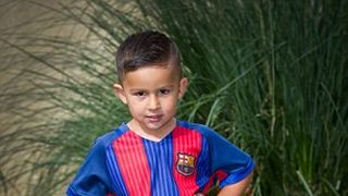 Un copil de 3 anisori este „vanat” de una dintre cele mai cunoscute echipe de fotbal din lume! Un videoclip postat de mama lui pe internet l-a facut celebru