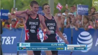 Gest emotionant! A renuntat la victorie pentru a-si ajuta fratele! Jonny Browlnee a trecut de linia de sosire ajutat de fratele lui in cadrul unei curse de triatlon