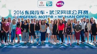 Cum s-a imbracat Simona Halep la petrecerea jucatoarelor de la turneul de la Wuhan. A atras toate privirile