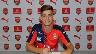 Un jucator roman, in topul celor mai buni tineri fotbalisti din lume. Acesta are 17 ani, joaca la Arsenal Londra, iar fanii il vad deja drept noul star de pe Emirates