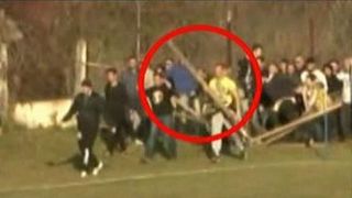 Bataie crunta la meciul dintre Petrolul si Maneciu. Suporterii au intrat inarmati cu bate pe teren