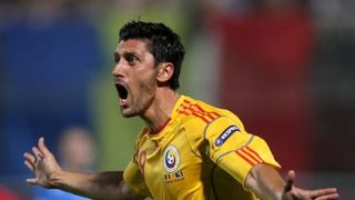 Meciul cu Polonia se va desfasura cu casa inchisa. Tricolorii vor fi sustinuti din tribune si de Ciprian Marica. Atacantul care a dat 25 de goluri la nationala s-a retras din cauza accidentarilor