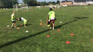 Asta e singurul stadion din lume unde jucatorii vin cu pasaportul la ei. Portile sunt intr-o tara, iar bancile de rezerve in alta