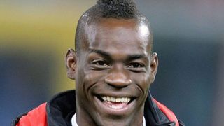 Clauze pentru scuipat in contractul rebelului Mario Balotelli! Daca era cuminte pe teren la Liverpool, fotbalistul incasa un milion de lire sterline pe sezon!