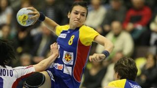 Romania a invins campioana olimpica Rusia, scor 22-17, la CE de handbal feminin din Suedia