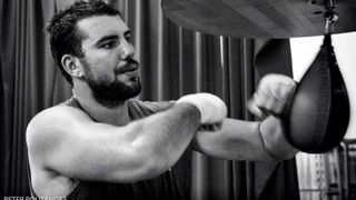 Un roman din Dambovita face senzatie in box. Razvan Cojanu este dublu detinator al centurilor WBO si WBO Asia Pacific: "Eram un copil amarat si banii m-au motivat mult"