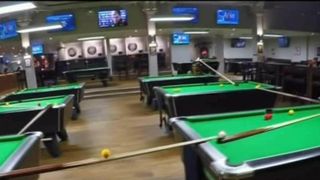 Golf pe masa de biliard. Cea mai tare lovitura din 2017!