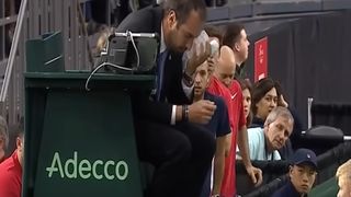 VIDEO: Un arbitru de la Cupa Davis a ajuns la spital, dupa ce un jucator l-a pocnit cu mingea in ochi