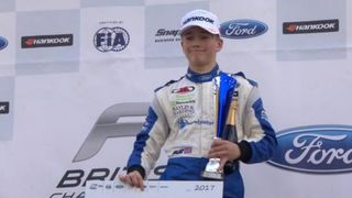 Lumea automobilismului, alaturi de un tanar pilot caruia i-au fost amputate picioarele in urma unui accident