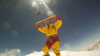 Horia Colibasanu s-a intors din expeditia pe Everest. A povestit ca a vrut sa renunte dupa ce i s-au furat cortul si un piolet:  "A fost oribil de greu si foarte, foarte frig".