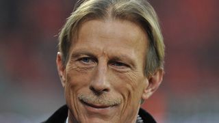 Dupa esecul din Polonia, selectionerul Daum este luat la misto chiar de oamenii din FRF: "El nu este ca altii! Metafizica este dominanta. Doar ignorantii si rautaciosii nu-l inteleg!"