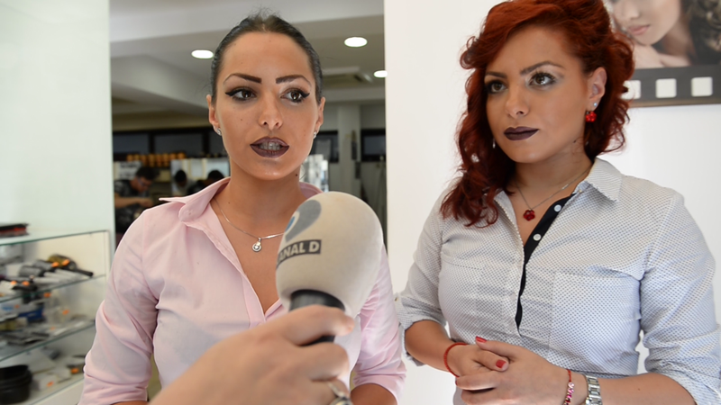 Anamaria (stanga) si sora ei geamana Adriana