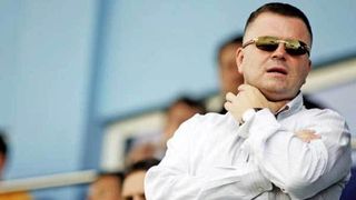 Vasile Siman, patronul Sportului Studentesc, surprins cand parcheaza masina in mijlocul strazii