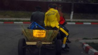 Imagini epocale la un meci de fotbal din Romania! Jucatorii au plecat cu caruta de la stadion