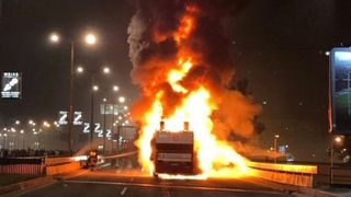 Autobuzul echipei Steaua Rosie Belgrad, cuprins de flacari in timp ce jucatorii sarbatoreau