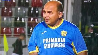 La 47 de ani, primarul din Singureni a intrat pe teren in meciul cu Rapidul! Edilul care a avut pe tricou &bdquo;Maryo Primaru&rdquo; si a afisat o burta uriasa a ratat doua ocazii!