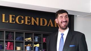 Cum si-a facut uriasul Ghita Muresan costum pe comanda! Fostul mare baschetbalist a dat chiar el indicatii croitorilor