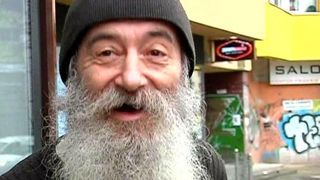 Povestea profesorului din Capitala acuzat de vecini ca traieste intr-un munte de gunoi. Parintii elevilor spun ca dascalul fura cornul si laptele copiilor