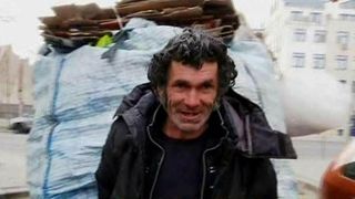 El e geniul matematicii care face bani din gunoi. Clujeanul a intrat cu nota 10 la facultate, insa prefera sa umble prin tomberoane