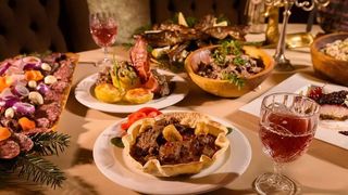 Ospat de toata frumusetea, dupa balul vanatoresc. Care e reteta autentica pentru pastrama de berbecut afumata. Culori, mirosuri imbietoare si o atmosfera de poveste