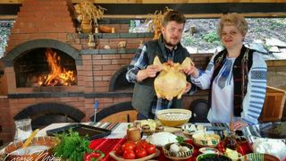 Retete romanesti din tinutul Neamtului. Pui pe sare, tocanita din ardei copti si branzica cu afine, intr-un desert delicios