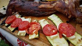 Nimic nu se compara cu un ospat prietenesc in Oltenia de sub Munte. Reteta asta de iepure la protap cu salata de legume coapte va incanta toate simturile