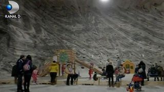 Ocnele Mari, "perla turismului valcean". Sarea se exploateaza de pe vremea dacilor, iar turistii pot cobori pana la 29 de metri sub pamant