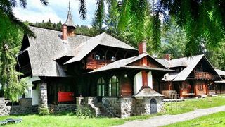 "Valea Regilor" este tinutul de basm, unde gasesti inca natura neatinsa, oameni primitori si obiceiuri de cand lumea.