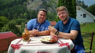 Romanii vin in acest loc cu miile. Se intorc acasa sanatosi datorita regiunii lacurilor cu ape miraculoase. Ati fost aici?