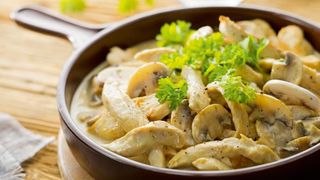 Reteta perfecta pentru duminica. Pui si ciuperci in sos de vin. Deliciul pe placul tuturor