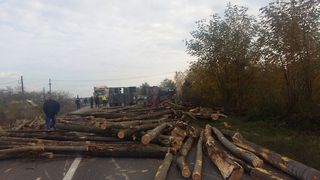 Un TIR incarcat cu busteni s-a rasturant pe E 578, in judetul Harghita. Circulatia se desfasoara pe un singur sens
