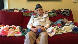 Poveste emotionanta. Un batranel de 86 de ani a invatat sa croseteze ca sa faca mici caciulite pentru bebelusii nascuti prematur