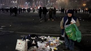 Femeia care a impresionat o tara intrega cu mesajul ei in timp ce strangea gunoaiele din Piata Victoriei are un sfat pentru cetateni: "Dati dovada ca sunteti romani"