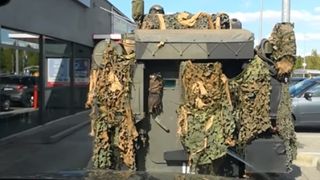 Cu tancul la fast-food. Unde au fost filmate imaginile nebune!