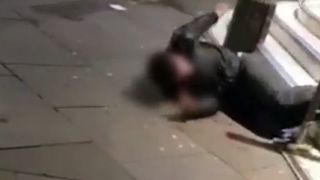 A tras un fum si s-a prabusit la pamant. Scene socante in mijlocul strazii