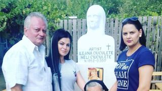 Mama Ilenei Ciucultete, langa statuia din curte, alaturi de nora ei, de fiica de suflet a Ilenei, Codruta, si de Nicusor Mazilu