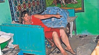 O femeie din Vaslui a fost prinsa de sot in pat cu primarul. "M-am trezit cu primarul bagat intre picioarele mele! Nu l-am simtit...", se scuza femeia