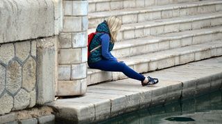 A fost concediata pentru ca si-a patat hainele cu sange menstrual. Femeia si-a dat in judecata angajatorul si spera sa ii se faca dreptate