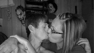 Doi soti s-au filmat in timp ce faceau sex intr-o librarie si intr-un fast food la mall si apoi au publicat imaginile pe un site de filme porno