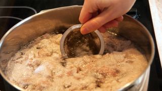 Stiti ce este spuma care se aduna in apa in care fierbe carnea? Greseala pe care o fac toate gospodinele