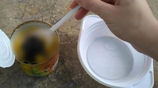 Cand a deschis cutia de conserve, a vomitat instantaneu. O tanara de 22 de ani a avut parte de o experienta teribila