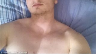 "Vreau sa te plesnesc si sa te scuip in gura". Un medic a incercat sa intretina relatii intime cu un baiat de 13 ani, pe care l-a "agatat" pe retea de socializare pentru gay