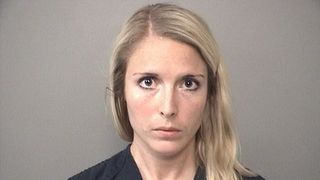 S-a dezbracat si i-a trimis poze cu ea goala elevului. O profesoara sport a fost arestata dupa ce a intretinut relatii intime cu un minor