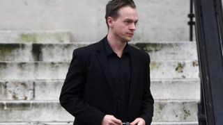 Un cuplu homosexual a adoptat o fetita, iar ce a urmat apoi este cutremurator. "E Satana, ascuns intr-un trup de copil!"