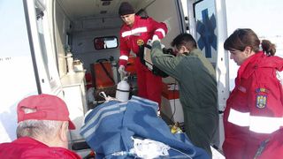 O batrana din Arges se afla in stare critica din cauza fiului sau. Ce i-a facut acesta este infiorator