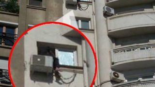 Un bucurestean ameninta ca se sinucide! E cocotat la etajul al saptelea, pe aparatul de aer conditionat, si zice ce se arunca! Imagini socante