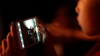 S-au trezit in casa cu o creatura infricosatoare. Oamenii au pus rapid mana pe telefon si au filmat, iar imaginile au devenit virale imediat