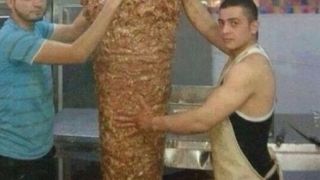 Mananci shaorma? Iata ce fac angajatii cu carnea din acest produs