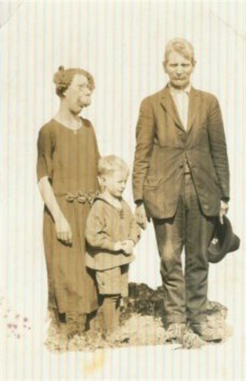 Grace, sotul ei si baietelul lor